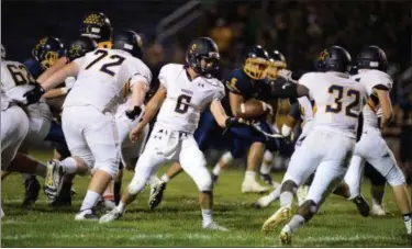  ?? AIMEE BIELOZER — THE MORNING JOURNAL ?? North Ridgeville’s Matt Steinmetz hands off to Shomari Williams against Olmsted Falls on Sept. 22.