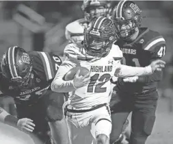  ?? SEAN LOGAN/THE REPUBLIC ?? Highland's Gage Dayley rushes against Boulder Creek during the first half of a Class 6A semifinal last Dec. 4.