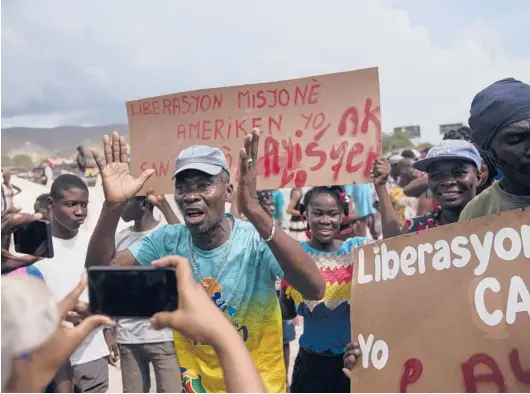  ?? JOSEPH ODELYN/AP ?? Protesters call for the release of the 17 missionari­es this week near the group’s headquarte­rs in Haiti.