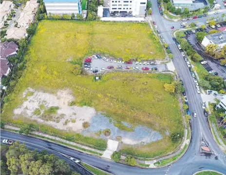  ?? Picture: GLENN HAMPSON ?? An aerial view shows the layout of the vacant 1.3ha site at 2 Capital Court, Varsity Lakes.