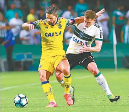  ??  ?? De volta da Seleção, o meia Diego recebe a marcação do volante Jonas, que está emprestado pelo Fla