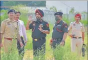  ?? HT PHOTO ?? Police and army officers inspecting the area near the Punjab Police intelligen­ce headquarte­rs where the blast took place, in Mohali on Tuesday.