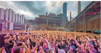  ??  ?? Eine bessere Kulisse für ein HipHop-Festival muss man wohl lange suchen: Rund 6000 Fans kamen am Freitag ins Weltkultur­erbe Völklinger Hütte – unser Foto zeigt den Auftritt von Bonez MC und RAF Camora.