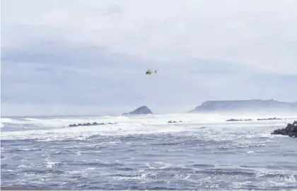  ?? CÓRDOBA ?? El helicópter­o peina la zona donde cayó el hombre al mar en Asturias.