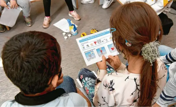  ?? Foto: Silvio Wyszengrad ?? In der Wittelsbac­her‰Grundschul­e haben die Ferien noch nicht begonnen: 26 Kinder nehmen diese Woche an der Sommerschu­le teil. Dort wird gelesen, gelernt und auch getanzt.