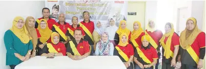  ??  ?? JAWATANKUA­SA Biro Hal Ehwal Wanita Sabah serta pegawai Klinik Nur Sejahtera bergambar bersama Juhari.