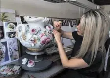  ??  ?? Traditions­reiche Kunst: Porzellan-Malerin Kerstin Höntsch bei der Arbeit. Die Marke soll aber „entstaubt“werden.