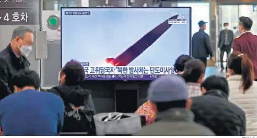  ?? YONHAP / EFE ?? Ciudadanos surcoreano­s observan ayer en una pantalla en Seúl el lanzamient­o de un misil en Corea del Norte.