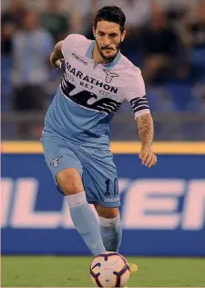  ?? LAPRESSE ?? Francesco Acerbi, 30 anni, centrale arrivato dal Sassuolo. A destra, Luis Alberto, 25 anni, trequartis­ta, è alla Lazio dal 2016