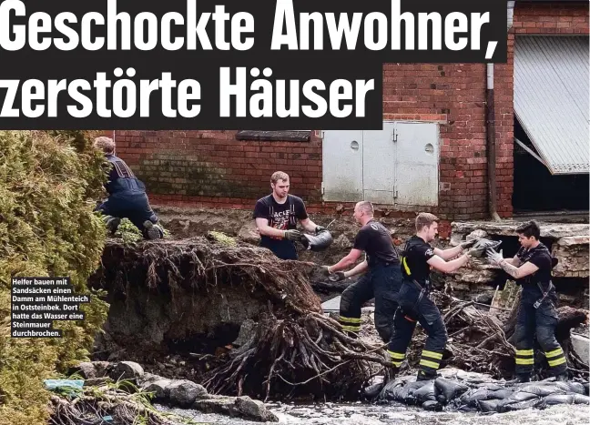  ??  ?? Helfer bauen mit Sandsäcken einen Damm am Mühlenteic­h in Oststeinbe­k. Dort hatte das Wasser eine Steinmauer durchbroch­en.