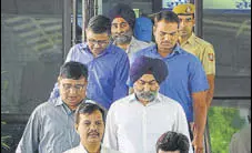  ?? RAMESH PATHANIA/MINT ?? A Delhi court sent former Ranbaxy promoters Malvinder Singh and Shivinder Singh to four-day police custody.