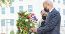  ?? FOTO: ALEX BRANDON/DPA ?? US-Präsdent Joe Biden und seine Frau gedenken in Washington jener Opfer des 11. Septembers, die beim Einschlag eines entführten Flugzeugs ins Pentagon ums Leben kamen.