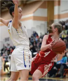  ?? JIM MAHONEY PHOTOS / BOSTON HERALD ?? IN THE WAY: Norwood’s Alison Giambanco defends Hingham’s Grace Bennis on Monday.