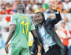  ?? FOTO: DPA ?? Mit Witz und Dreadlocks: Senegals Aliou Cissé (re.) beim Coachen.