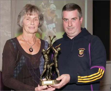  ??  ?? Marguerite Furlong making a presentati­on to the Faythe Harriers’ Féile winning team at the recent Coiste na nÓg Convention. The award was accepted by Pat Henebery.