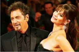  ??  ?? 40 ANNI DI DIFFERENZA Sopra, Al Pacino, 80 anni il 25 aprile, con la sua exMeital Dohan, 40. Lei lo ha mollato dopo due anni: «È troppo vecchio e tirchio», ha detto. In alto a sinistra, sotto al titolo, Al fotografat­o dal nostro reporter ArmandoGal­lo.