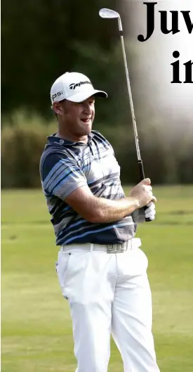  ?? AP ?? JAMIE Donaldson watches his approach shot into the 16th green during the final round of the Thailand Golf Championsh­ip.