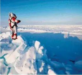  ?? AFP ?? La investigad­ora Ann Daniels esquió sobre la capa de hielo del Ártico -en octubre del 2009- para medir el grosor.