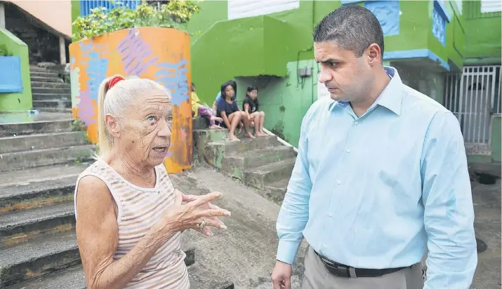  ??  ?? MARÍA MERCEDES Morales aprovechó la visita del alcalde Orlando Ortiz Chevres al barrio El Cerro, de Naranjito, para pedirle ayuda para una sobrina que necesitaba un electricis­ta.