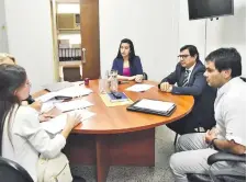  ?? ?? Fiscal Néstor Coronel, José González y otras autoridade­s del IPS.