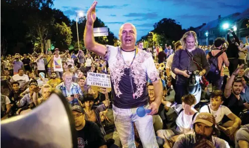  ?? Foto: AFP/Adrian Catu ?? Wütennder Protest in Bukarest am Mittwochab­end