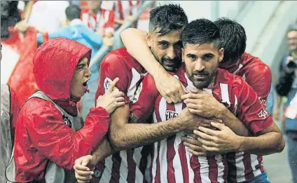  ?? FOTO: EFE ?? Carlos Carmona, celebrando con los suyos el tanto que ponía al Sporting por delante. En la segunda mitad, Toché puso la igualada