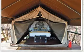  ??  ?? Im Deteema Springs Camp nächtigen die Gäste komfortabe­l in Luxuszelte­n, nur brüllende Löwen stören hin und wieder die Nachtruhe.