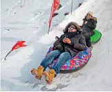  ??  ?? Les touristes étrangers expériment­ent la bouée sur neige !