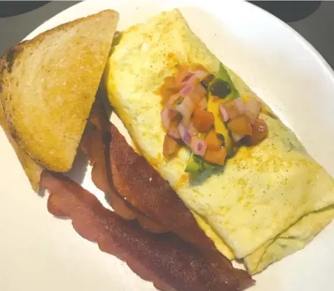  ?? PHOTO BY SABRINA BODON ?? The White Omelet made with a full egg rather than whites, side of turkey bacon and fresh pico de gallo.