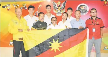  ??  ?? Leong (left), Muhammad Al-Harir and athletes receive the Sarawak colours from Daud (fifth left) as a MSNS official looks on.