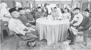  ?? ?? PENGHUJUNG SYAWAL: Dr Abdul Rahman (lima kiri), Sufian dan yang lainnya memeriahka­n Majlis Ramah-Tamah Aidilfitri anjuran PIBG SK Batu Empat Limbang.