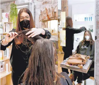  ?? FOTO: MARTINA DIEMAND ?? Sabine Kanning (rechts) bekommt von Nadine Kollmann im „Haar Spa“in Unterthing­au gratis die Haare geschnitte­n. Kanning arbeitet im Füssener Krankenhau­s und schätzt die Aktion der Ostallgäue­r Friseursal­ons.