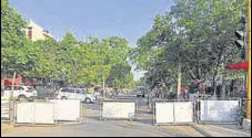  ?? RAVI KUMAR/HT ?? Despite the colony being declared a containmen­t zone, residents continue to flout social distancing rules, say police.