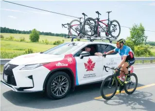  ??  ?? top Kevin Field hands Svein Tuft a bottle at the Tour de Beauce