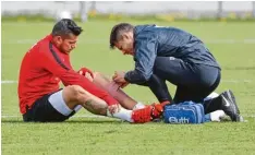  ?? Fotos: Wagner, Krieger ?? Gegen Köln wollen FCA Trainer Manuel Baum und Martin Hinteregge­r (linkes Bild) den Negativtre­nd stoppen. Der Einsatz von Raúl Bobadilla (rechts Physiother­apeut Michael Deiss) ist wegen Wadenprobl­emen fraglich.