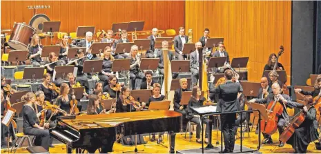  ?? FOTO: GERHARD KREHLIK ?? Musik aus Amerika stand im Mittelpunk­t des gut zweistündi­gen Programms beim Neujahrsko­nzert des Aalener Sinfonieor­chesters unter der Leitung von Manuel Töws.