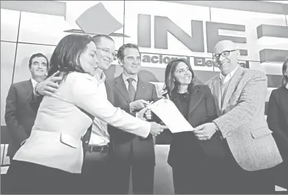  ??  ?? Los dirigentes de PAN, PRD y Movimiento Ciudadano, Ricardo Anaya, Alejandra Barrales y Dante Delgado, respectiva­mente, durante el registro de la nueva coalición ante el Instituto Nacional Electoral ■ Foto Víctor Camacho