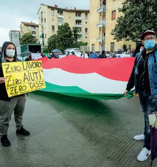  ?? (foto Berti/Sestini) ?? La protesta degli ambulanti di Assidea all’Isolotto A destra, quella dei Ristorator­i toscani in piazza della Signoria