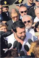  ?? AP ?? Salvini respondió a periodista­s en el puerto siciliano de Pozzallo.