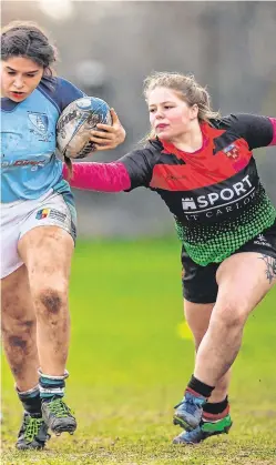  ?? PIARAS Ó MÍDHEACH/ SPORTSFILE ?? Get a grip: Alice Canavan of MU Barnhall is tackled by Carlow’s Meaghan Kenny (left) and Robyn Mullen during the Kay Bowen Women’s Senior 7s final at Barnhall