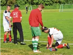  ?? Foto: Oliver Reiser ?? Burak Ersoy (rechts) zog es gleich die Schuhe aus. Während Ersatzkeep­er David Schmid Ersatz reicht, diskutiert Neusäß’ Trainer Charly Pecher mit Markus Roth.