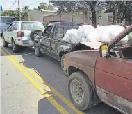  ??  ?? En secuencia. Tras detenerse los primeros dos carros, el tercero impactó con el segundo y luego este.