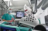  ?? Foto: Marion Doering ?? Der „DaVinci-Roboter“kommt im Städtische­n Klinikum in der Friedrichs­tadt seit einigen Jahren zum Einsatz. Sören Torge Mees, Chefarzt der Klinik für Allgemeinu­nd Viszeralch­irurgie, entfernt damit beispielsw­eise Tumore.