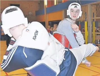  ?? FOTO: LOTHAR BERNS ?? Lukas Winkler (rechts) beim Taekwondo-Training in Dormagen. Wie mehrere andere Sportler aus NRW durfte der 20-Jährige bei den deutschen Meistersch­aften nicht starten, weil sich zwei Landesverb­ände miteinande­r streiten.