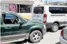  ?? ?? ▮ La camioneta Ford Escape presentó falla en los frenos y se impactó contra la Van.