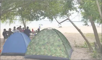 ??  ?? Una imagen de archivo muestra las arenas de la Isla Pombéro en el río Paraná, en la jurisdicci­ón de Cerrito (Ñeembucú), incluso con turistas acampando en el mismo lugar.