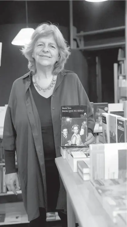  ??  ?? María Tena, retratada el pasado miércoles en la librería Walden con su premiada novela ‘Nada que no sepas’.