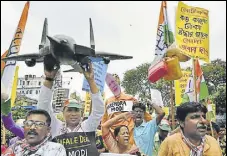  ?? PTI PHOTO ?? Congress members hold a demonstrat­ion against fuel price hike in Kolkata on Saturday.