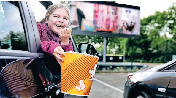  ?? FOTO: STEPHAN KÖHLEN ?? So wie Amy (9) hatten viele Besucher Spaß im Autokino am Neanderbad.