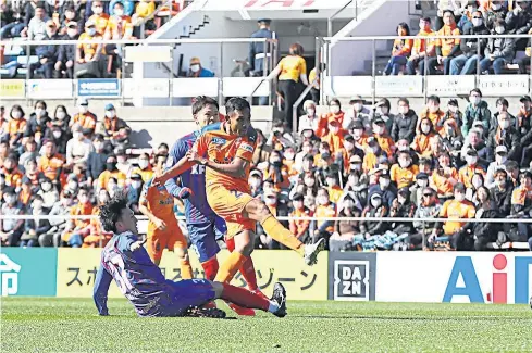  ??  ?? Shimizu S-Pulse’s Teerasil Dangda, right, scores against FC Tokyo in J-League.